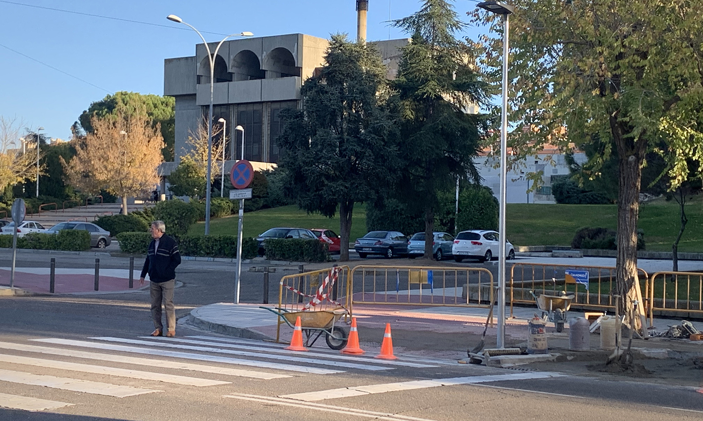 Se instalarán dos semáforos nuevos en la calle Alberche, en el Polígono, uno en el entorno de la Biblioteca.