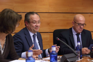 En el centro, el consejero de Hacienda y Administraciones Pública, Juan Alfonso Ruiz Molina,