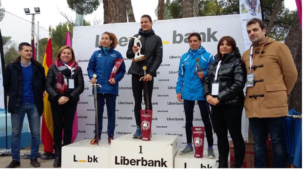 Podio absoluto femenino del Cross Espada Toledana, en la que ganó Irene Sánchez-Escribano