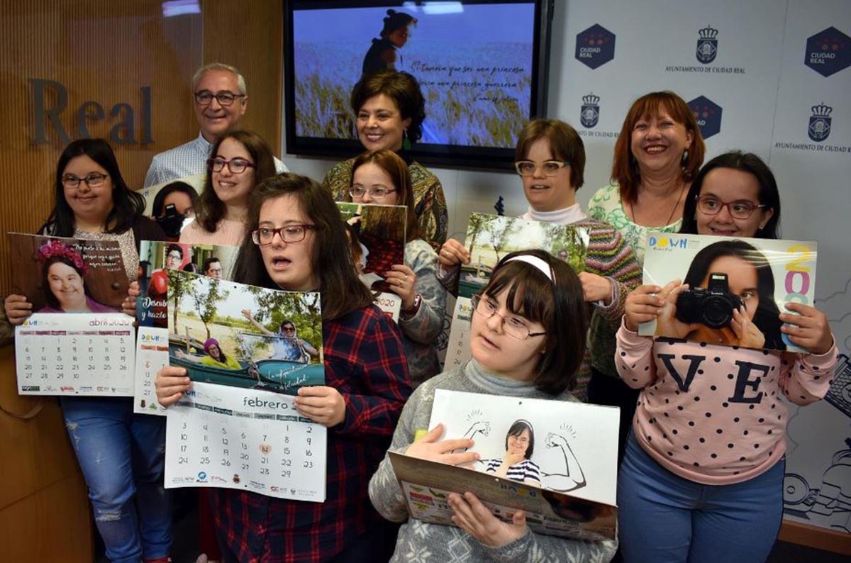 Un grupo de niñas, junto a Pilar Zamora, mostrando el calendario solidario de Down Caminar Ciudad Real