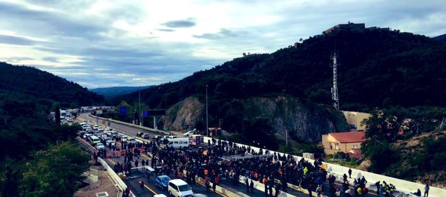 Cortes de la AP-7 en la frontera con Francia. Foto: @FerranToro.