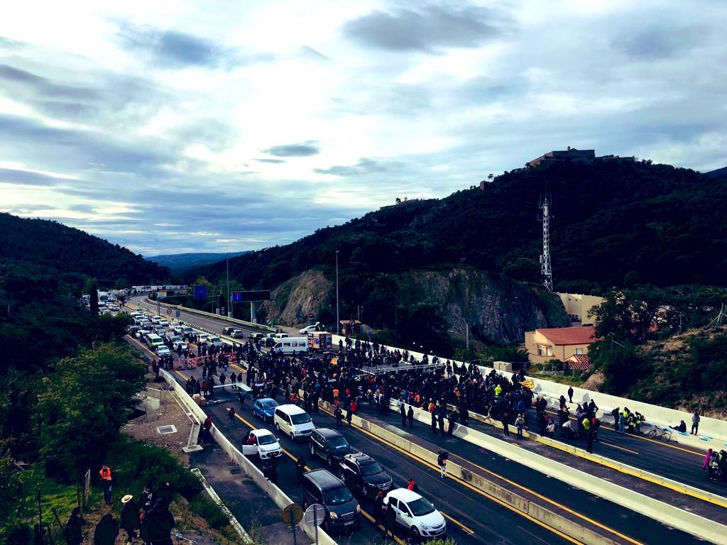 Cortes de la AP-7 en la frontera con Francia. Foto: @FerranToro.