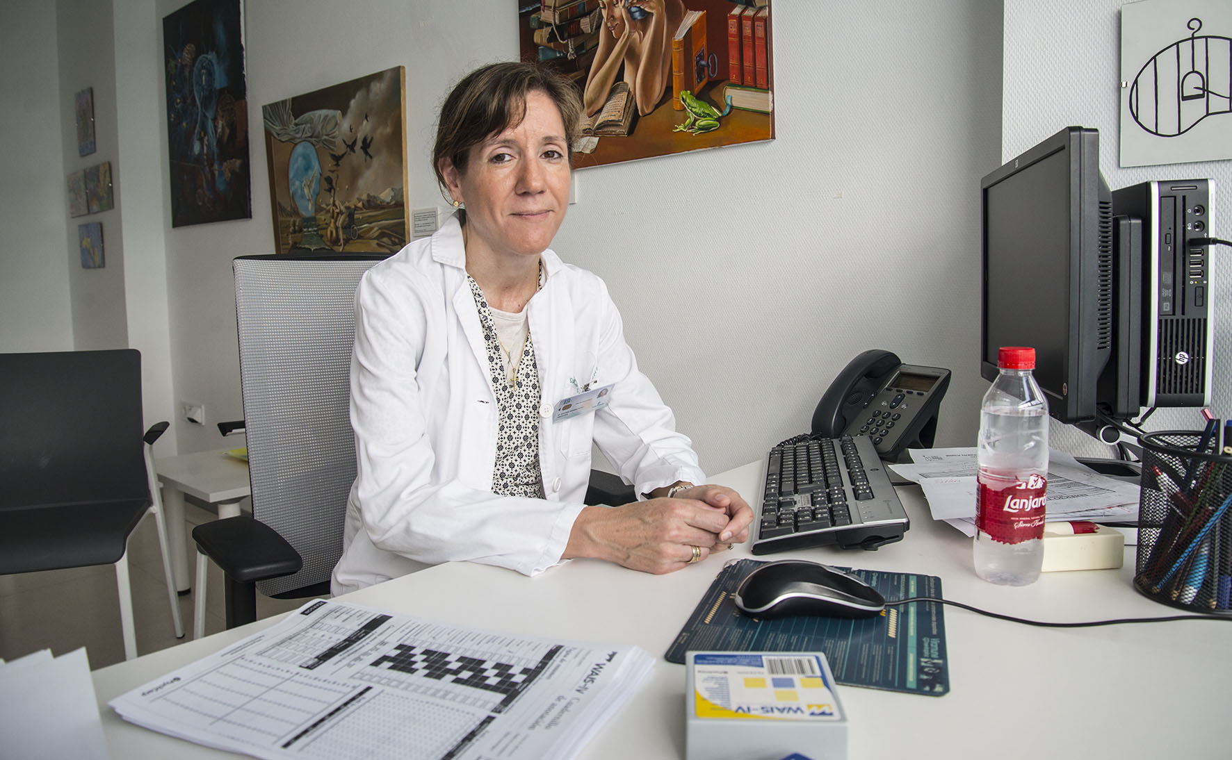 Esther Gómez en su consulta del Hospital de Parapléjicos.