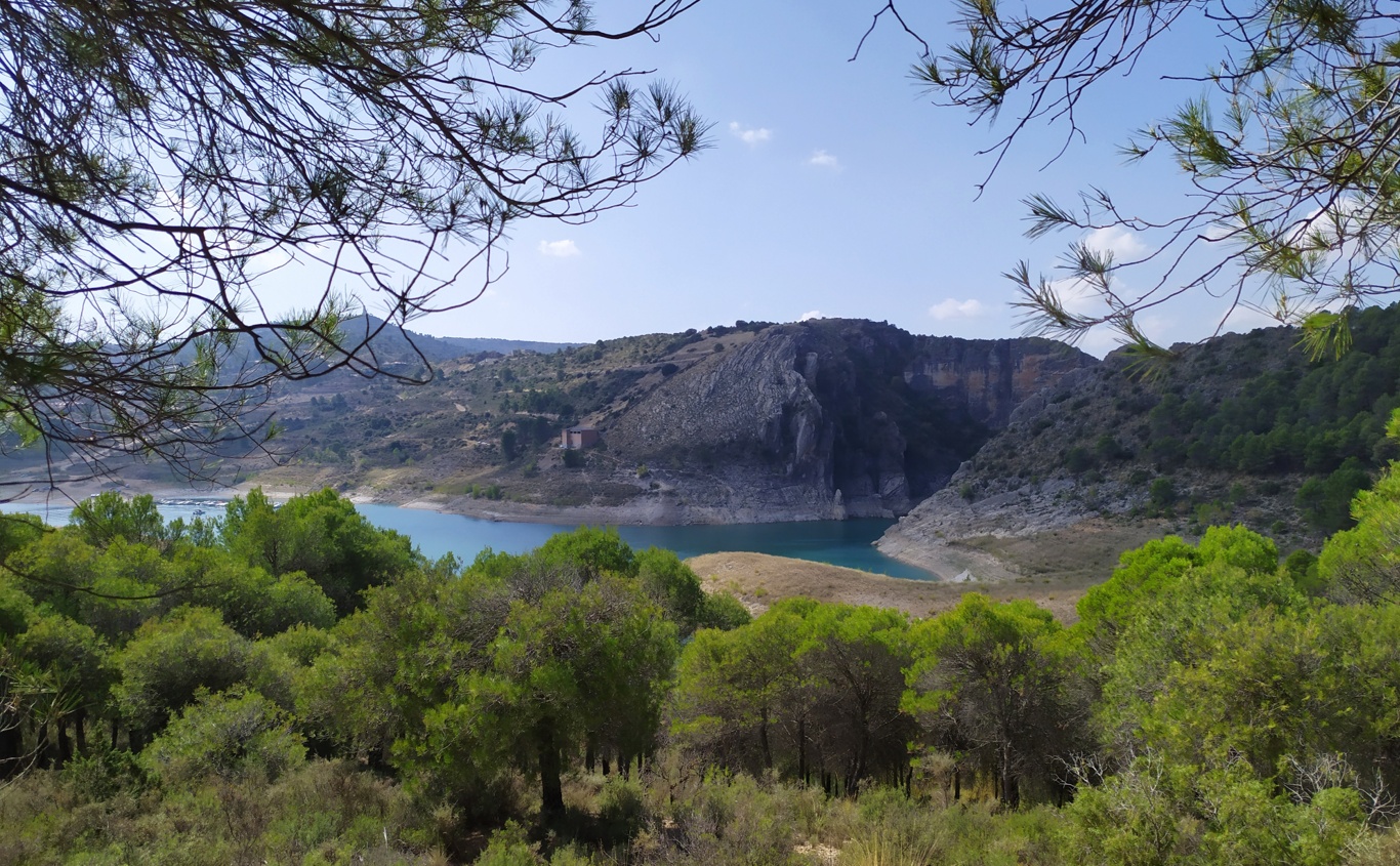 La "Boca del Infierno" del embalse de Entrepeñas vista desde la isla del Castillejo.