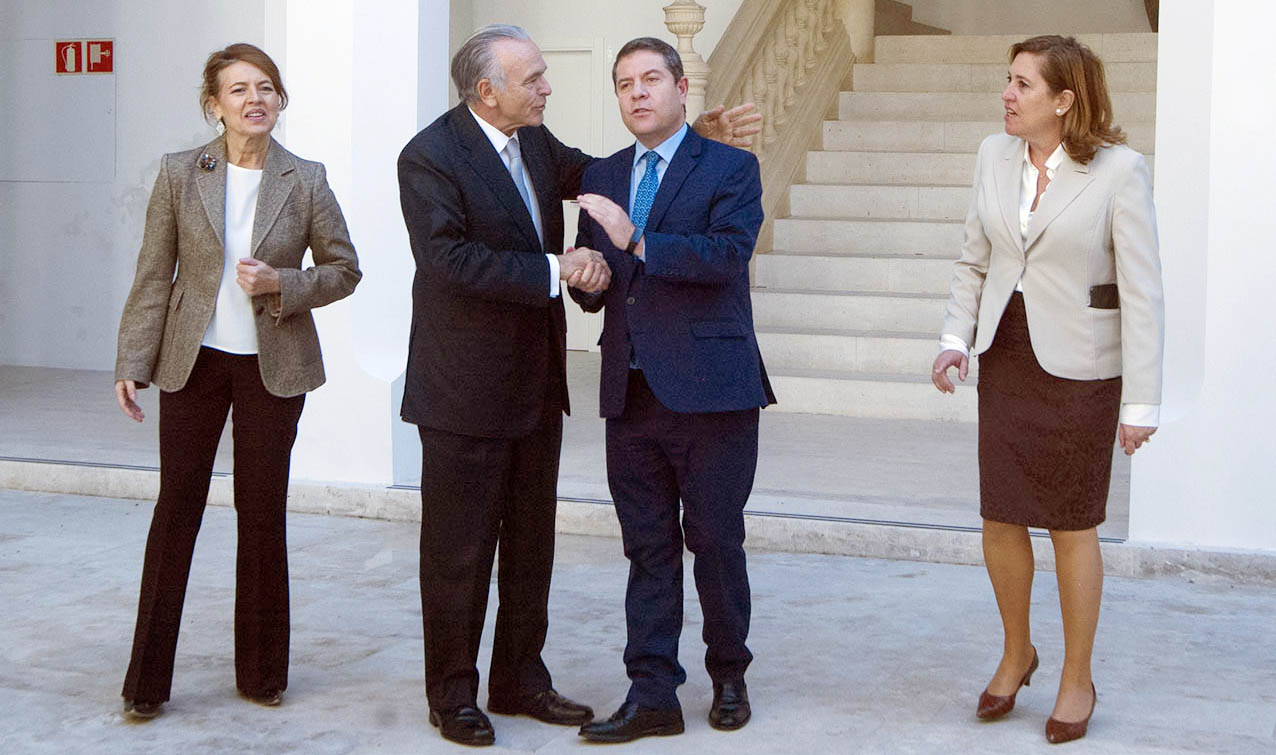 Isidro Fainé y Emiliano García-Page, durante su encuentro en el Palacio de Fuensalida, sede del Gobierno regional, en Toledo.