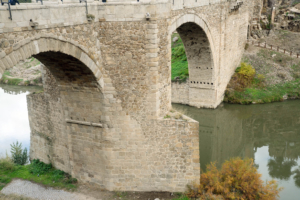 Así luce el Puente de Alcántara.