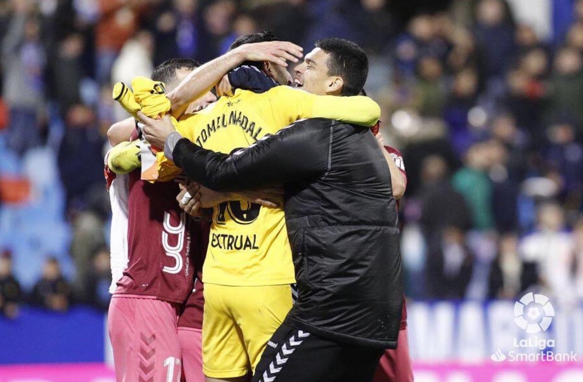 Jugadores del Albacete, festejando con Tomeu Nadal la victoria ante el Zaragoza