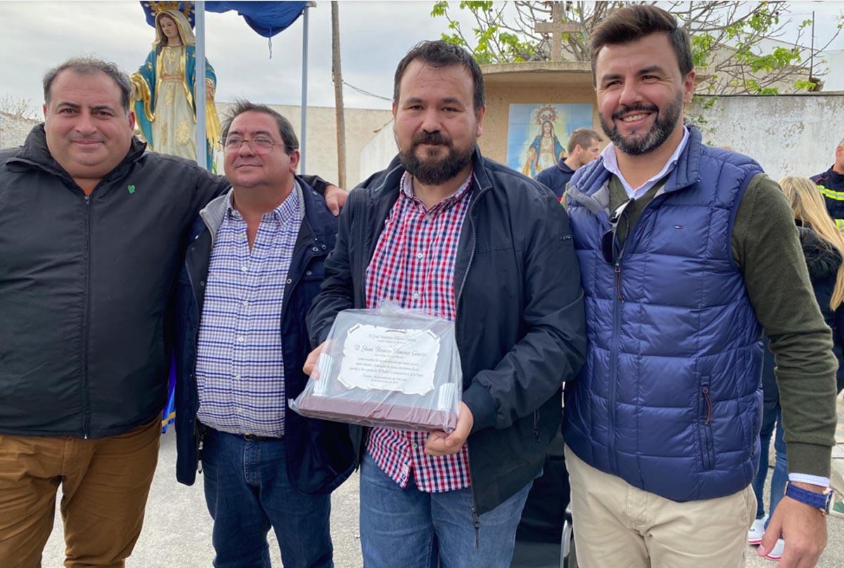 Juan Ramón Amores, con la placa de reconocimiento que le concedió Orihuela por ayudar tras la DANA