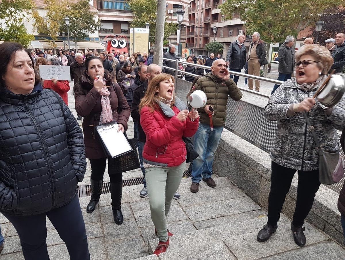 Momento de la cacerolada que se produjo antes de que empezara el Pleno en Puertollano