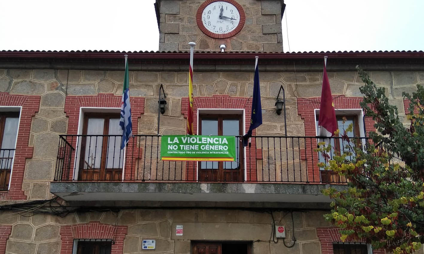 Una pancarta negando la violencia de género ha sido colgada en el balcón del Ayuntamiento de Cervera de los Montes.