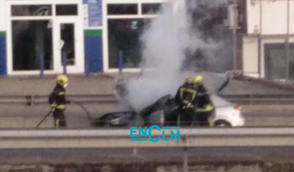 El coche se ha parado en el arcén y ha salido ardiendo.