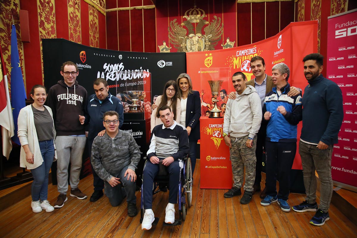 Miembros de Apace Toledo, con la alcaldesa, el concejal y la Copa del Mundo y el Eurobasket