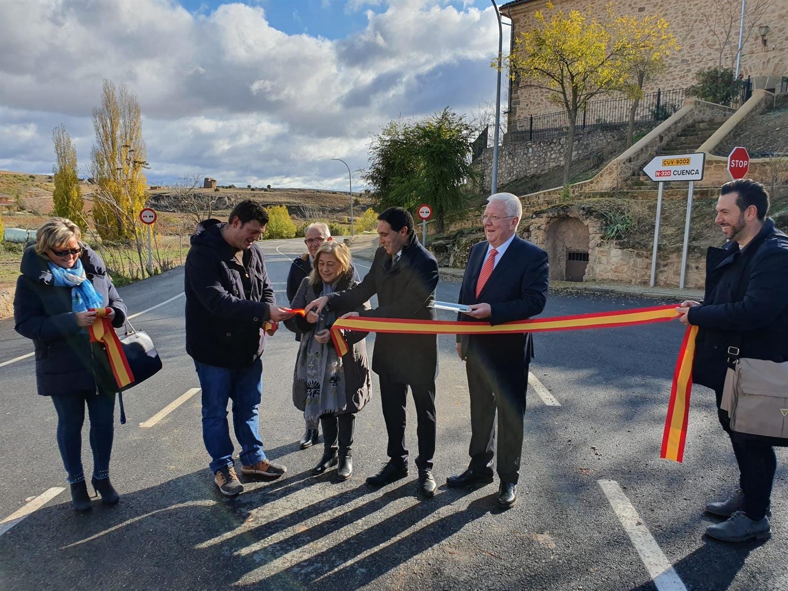 Martínez Chana corta la cinta inaugural de las obras de rehabilitación de la carretera CUV-9002.