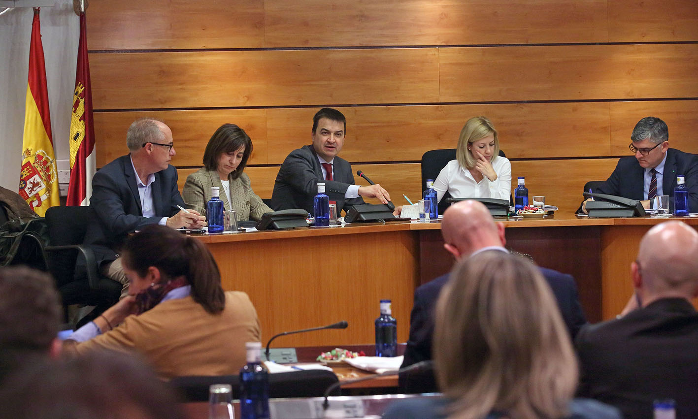 Francisco Martínez Arroyo, consejero de Agricultura, Agua y Desarrollo Rural, en el centro de la imagen, durante su comparecencia en las Cortes de CLM.