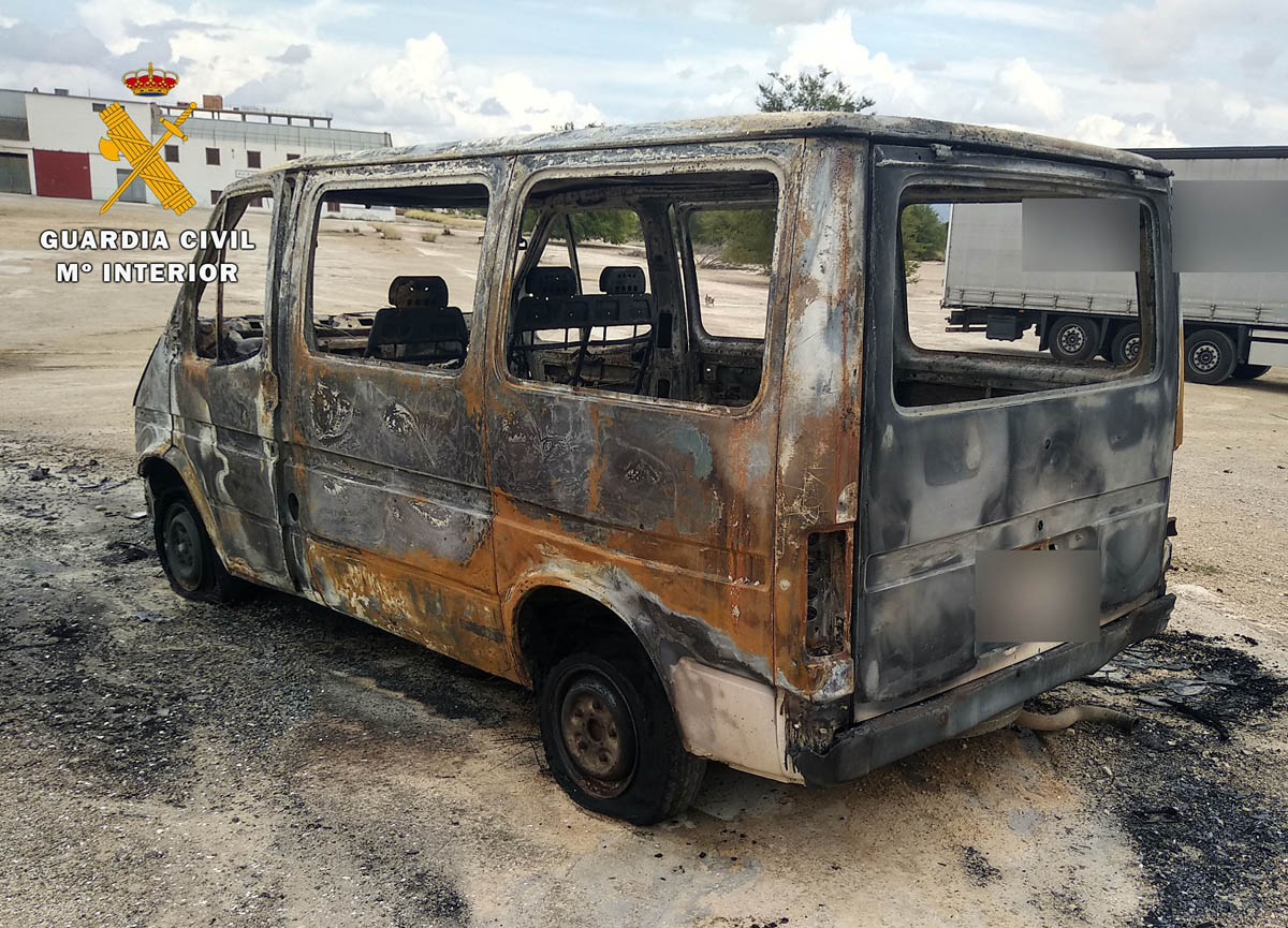 Furgoneta quemada por los arrestados.