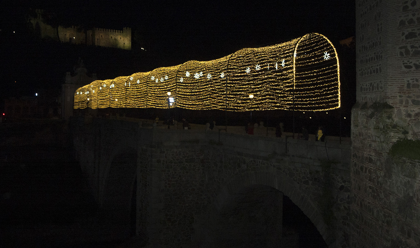 El Puente de Alcántara, iluminado.