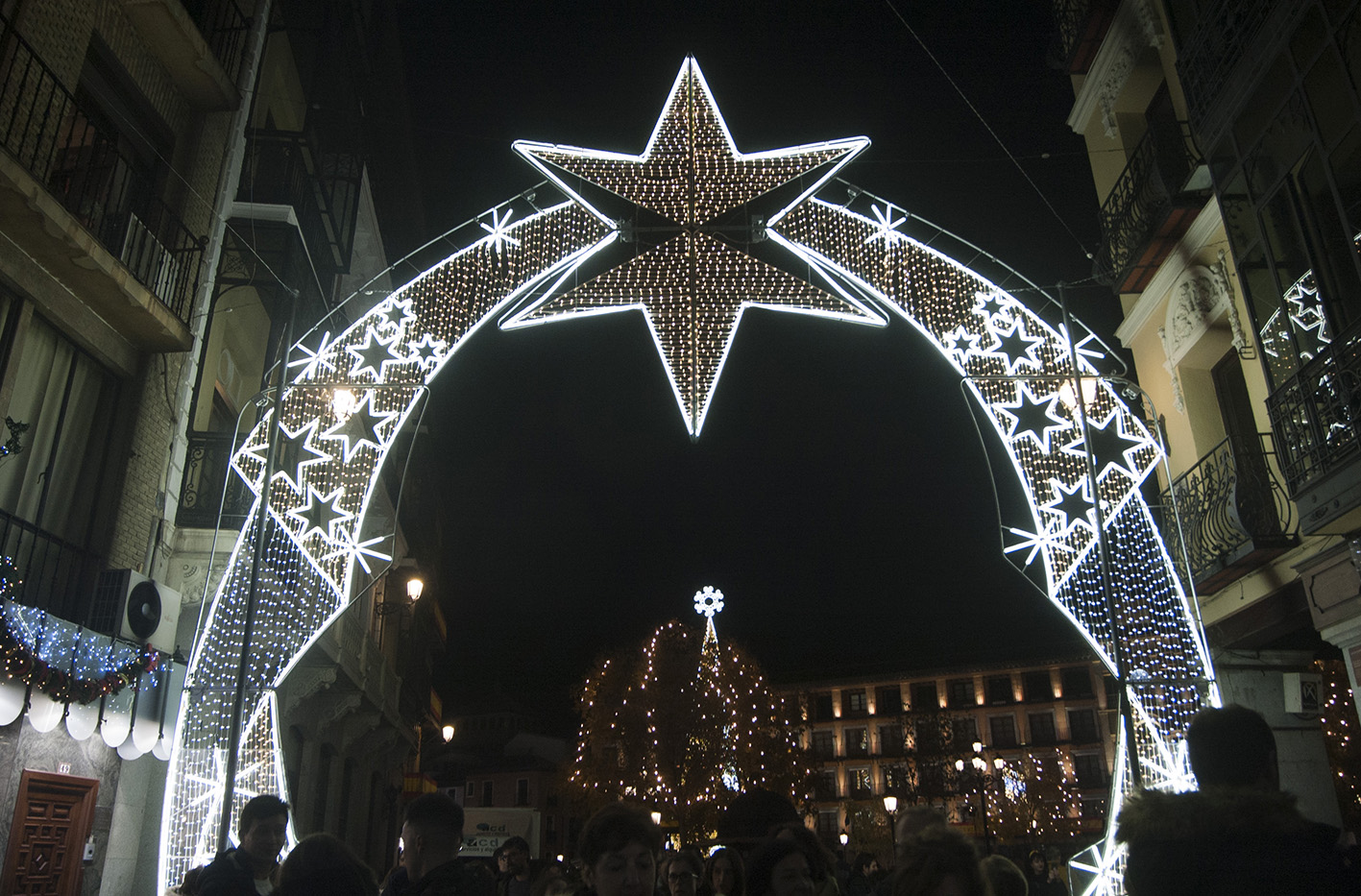 La iluminación en las calles siempre vuelve po Navidad… Foto: Rebeca Arango.