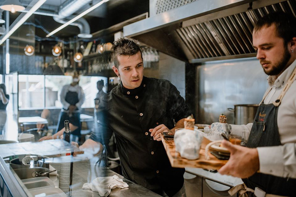 Carlos Maldonado en su restaurante Raíces.