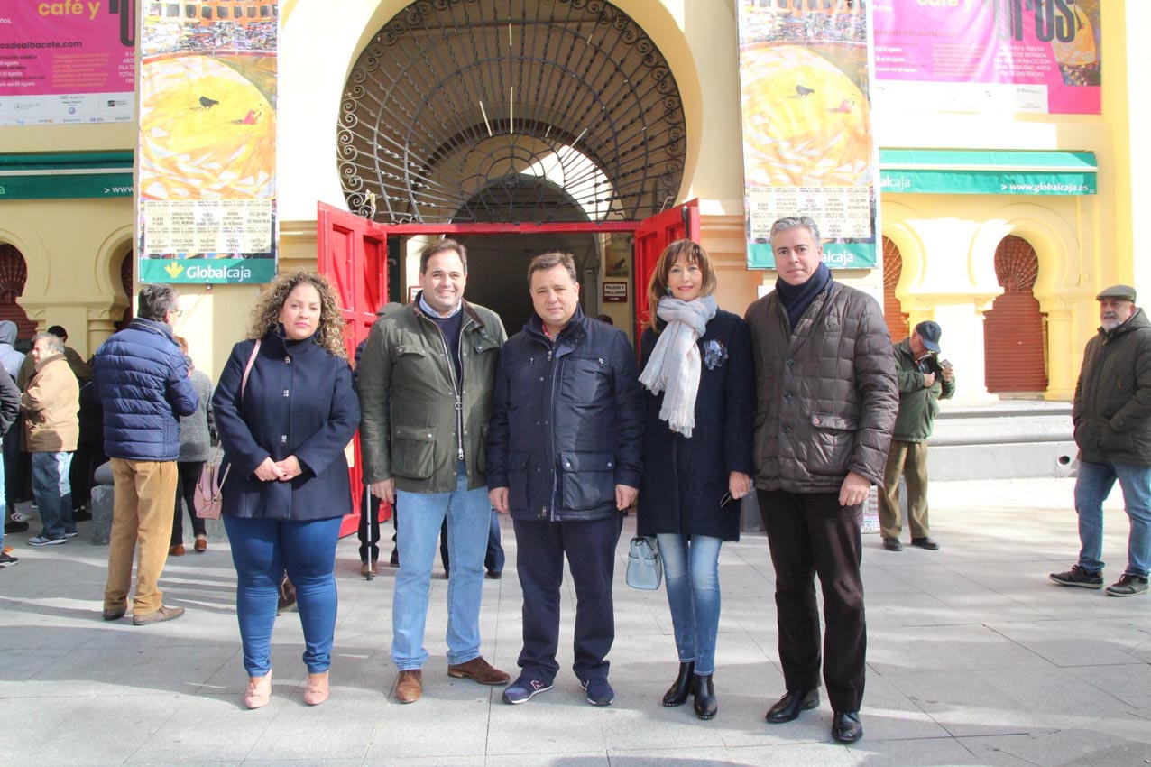 Paco Núñez ha acudido con otros dirigentes "populares" al festival taurino a beneficio de Cotolengo.