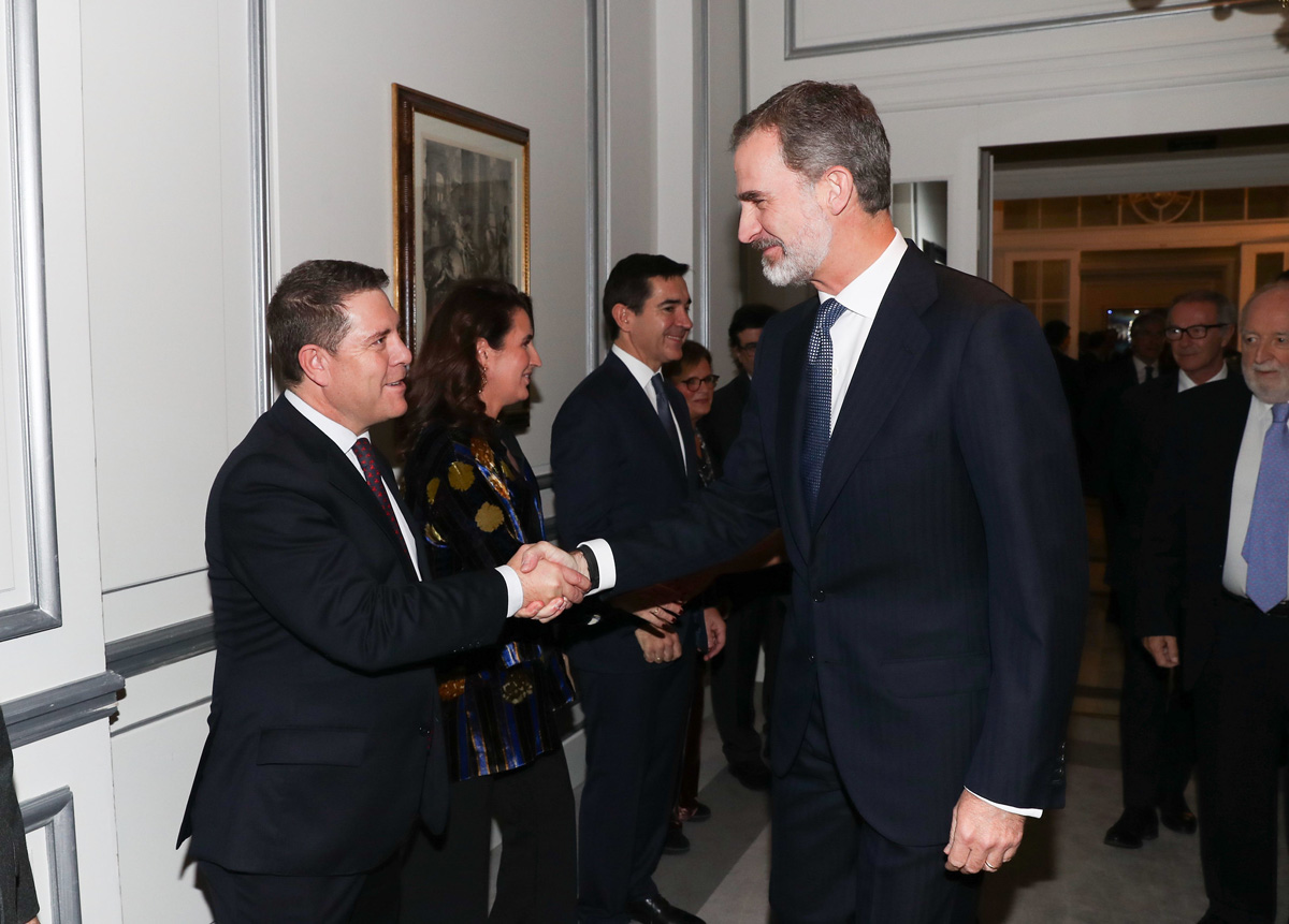 Felipe VI saludando a Page durante la entrega del Premio de Periodismo "Francisco Cerecedo".