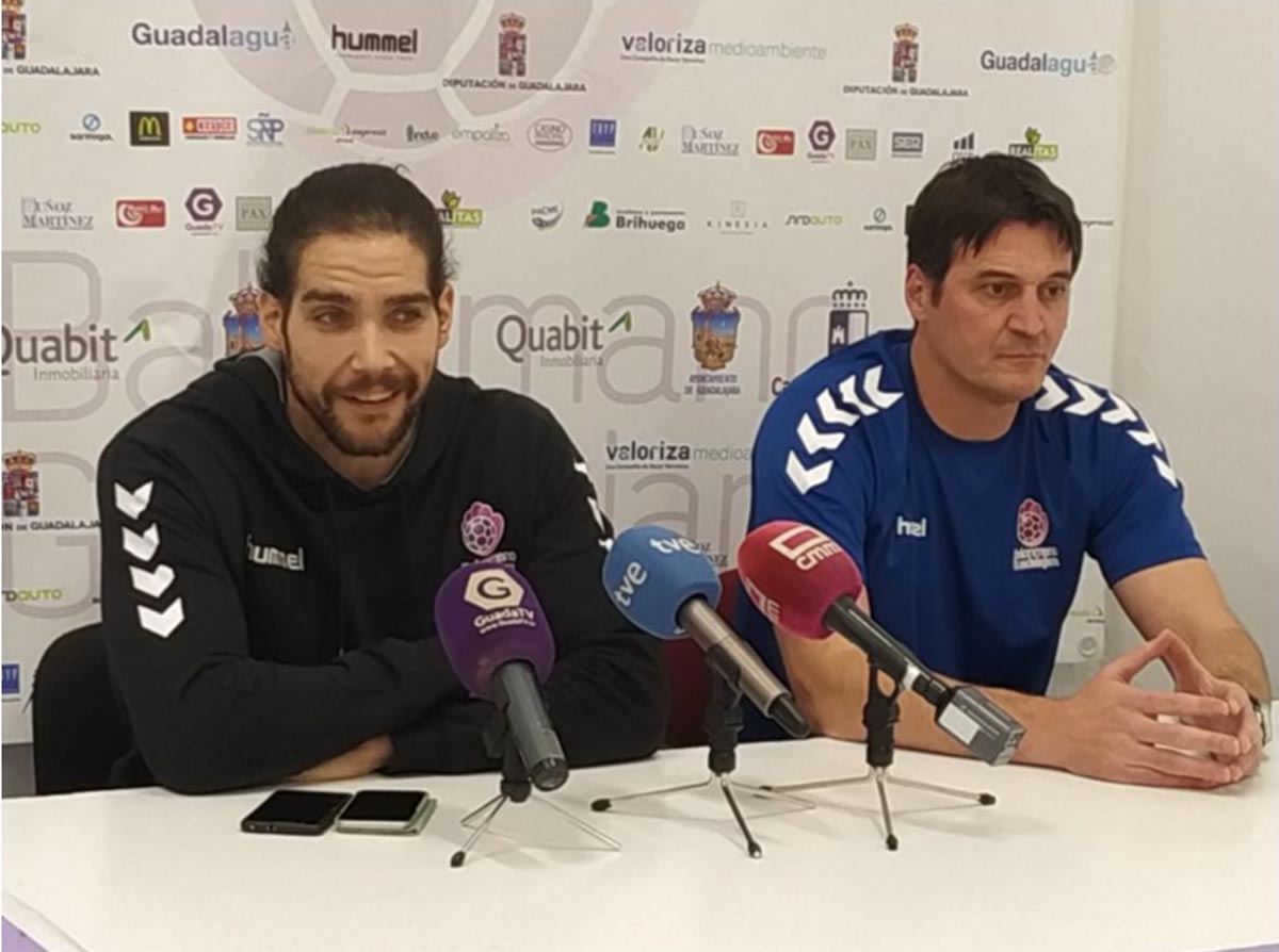 El jugador Pedro Fuentes y Mariano Ortega (derecha), en la previa del partido del Quabit Guadalajara