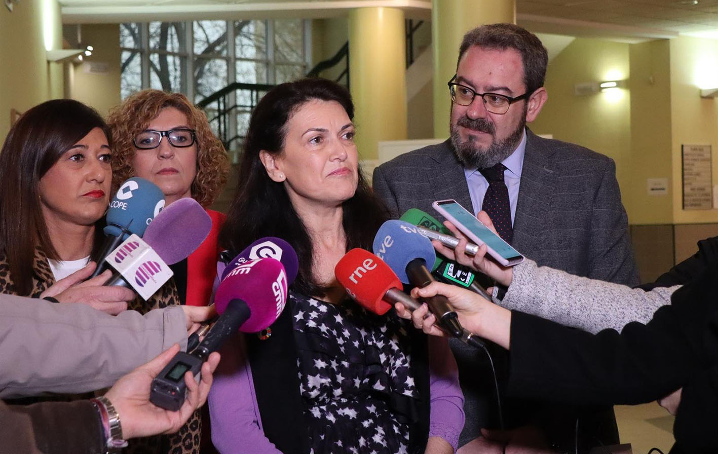 Concepción Carrasco, directora de la "cátedra Isabel Muñoz Caravaca", en el centro de la imagen; junto a Pilar Callado, directora del Instituto de la Mujer de CLM, a la izquierda.