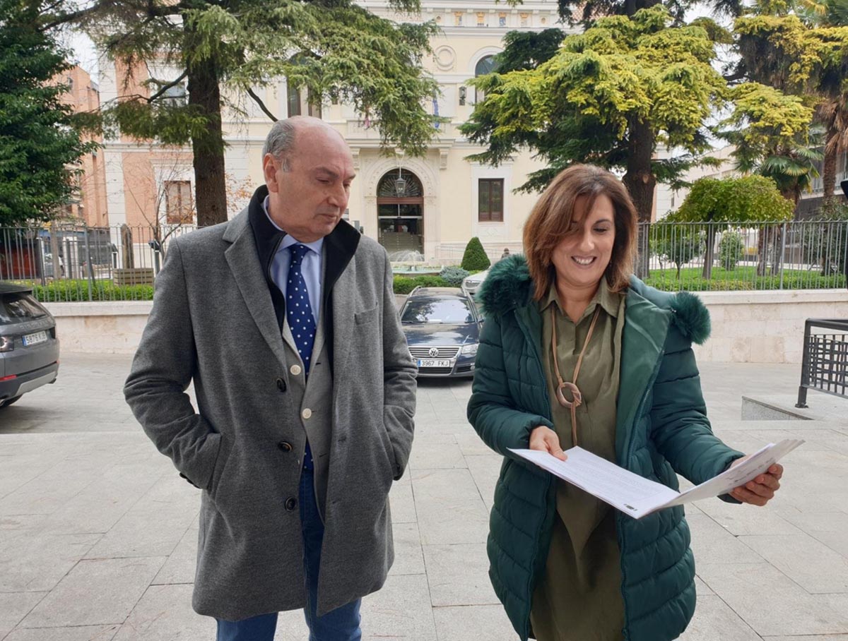 Yolanda Ramírez y José Manuel Latre, dando cuenta de la sentencia a su favor del TSJCM