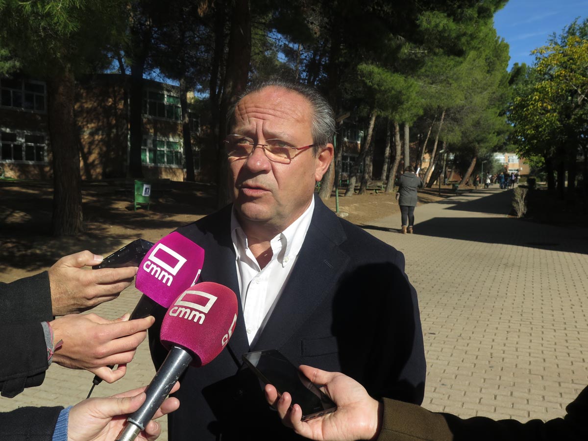 Juan Alfonso Ruiz Molina, informando del fin de la primera fase de la OEP, con mayoría de mujeres aspirantes