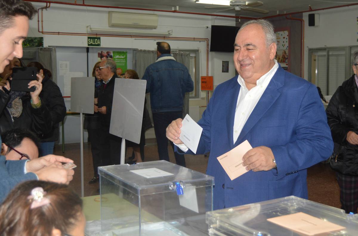 Imagen de archivo de Vicente Tirado votando en las elecciones municipales de 2019.