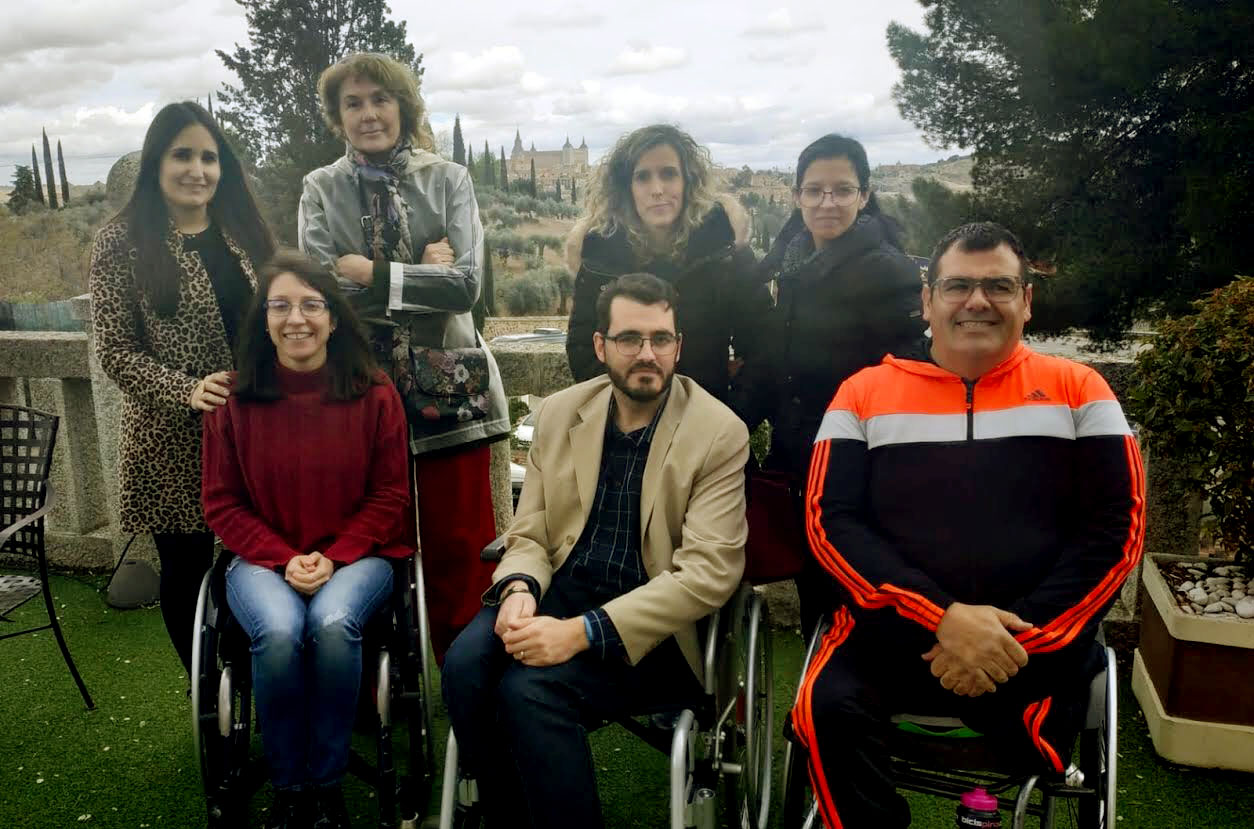 Javier Payo, en el centro de la imagen, junto con la Junta Directiva de Aidiscam Toledo.