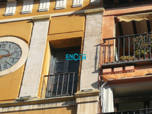 A la derecha de la imagen, la pilastra que franquea el reloj de Zocodover y cuyo revoco se ha caído debido al fuerte viento de hoy en Toledo.