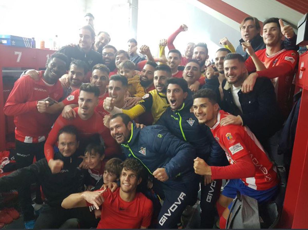 Los jugadores del Don Benito, festejando su triunfo contra el Talavera