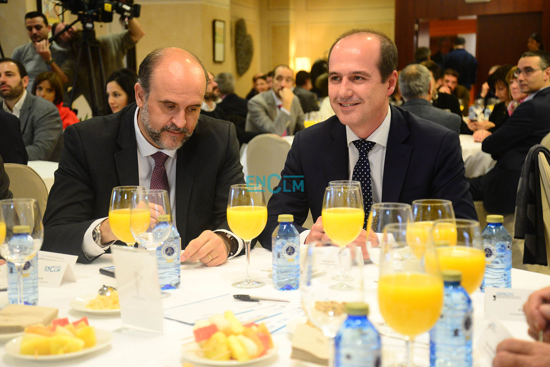 Alberto Rojo, alcalde de Guadalajara, en Espacio Reservado, junto con el vicepresidente de Castilla-La Mancha, José Luis Martínez Guijarro.