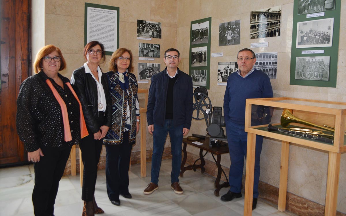 Fernando Muñoz y Ana Gómez, visitando el Archivo de la Diputación de Toledo