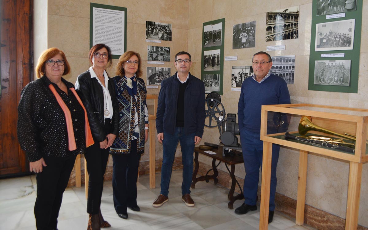 Fernando Muñoz y Ana Gómez, visitando el Archivo de la Diputación de Toledo