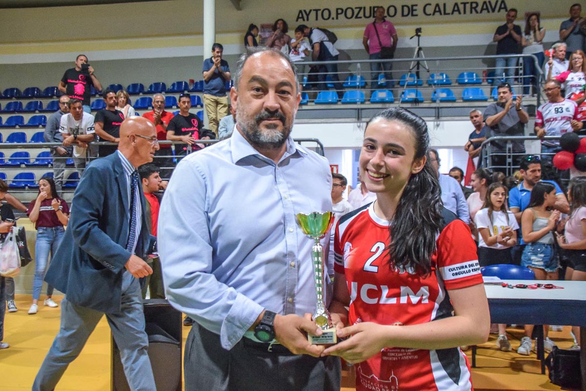 Julián Garde, entregando un galardón a Noelia Domínguez, jugadora de balonmano