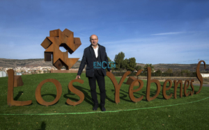 Jesús Pérez alcalde de Los Yébenes, posa para la guía "Vive la Navidad" de encastillalamancha.es