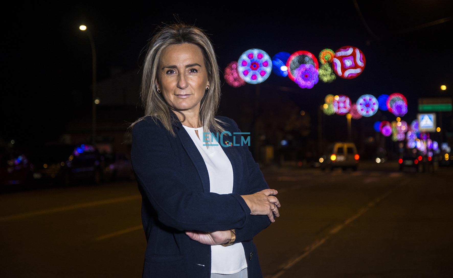 Milagros Tolón, alcaldesa de Toledo, junto a la iluminación navideña de su barrio, el Polígono.