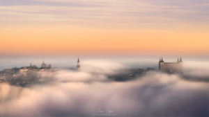 Algunos días, la niebla se come a Toledo, como ven en esta imagen de Juan López. Realmente, sobran las palabras.