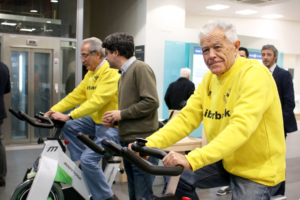 Juan López, campeón mundial sénior de cross (en primer término) y Julián Martín (presidente del CAT), en la iniciativa de Liberbank