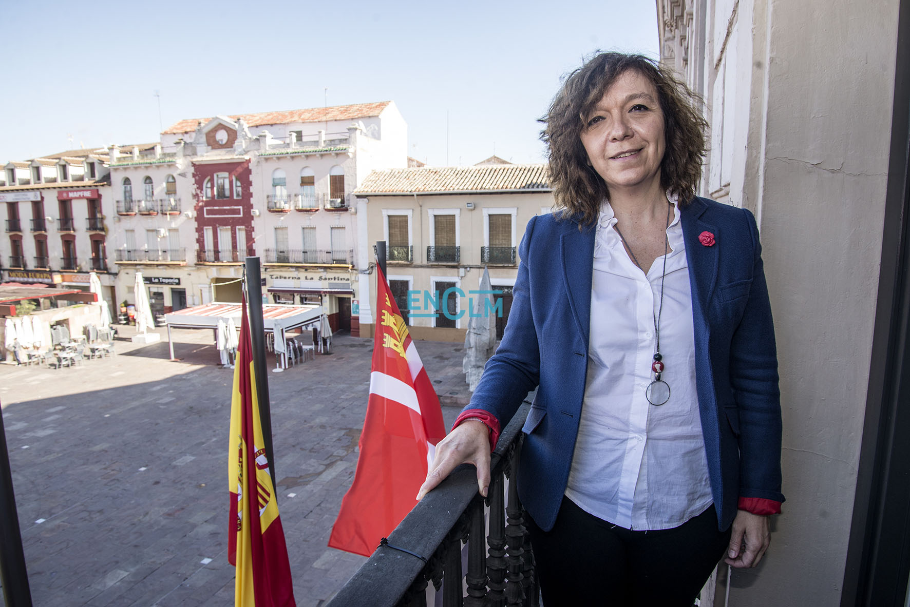 Rosa Melchor, alcaldesa de Alcázar de San Juan, en el balcón del Ayuntamiento del municipio.