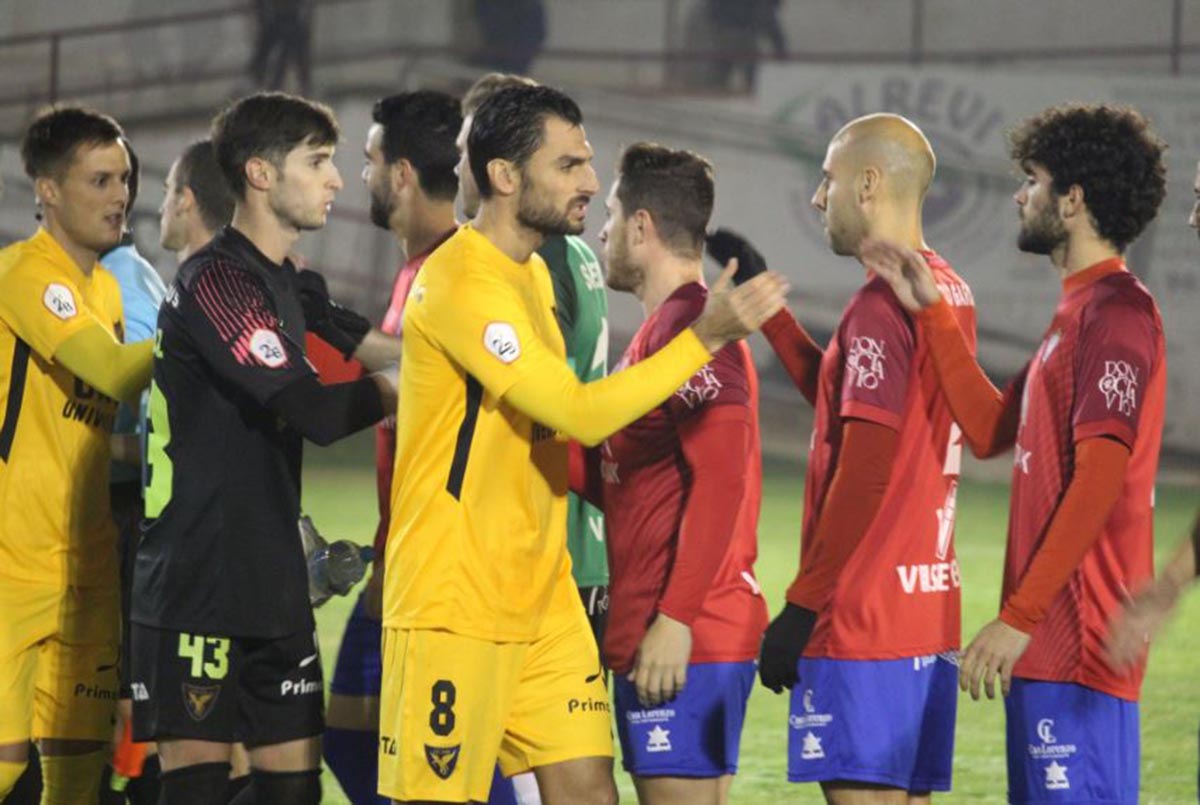 Jugadores del UCAM Murcia saludando a los del Villarrobledo
