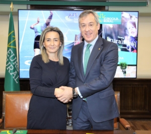 El presidente de Eurocaja Rural, Javier López Martín, y la alcaldesa de Toledo, Milagros Tolón, tras la firma del acuerdo