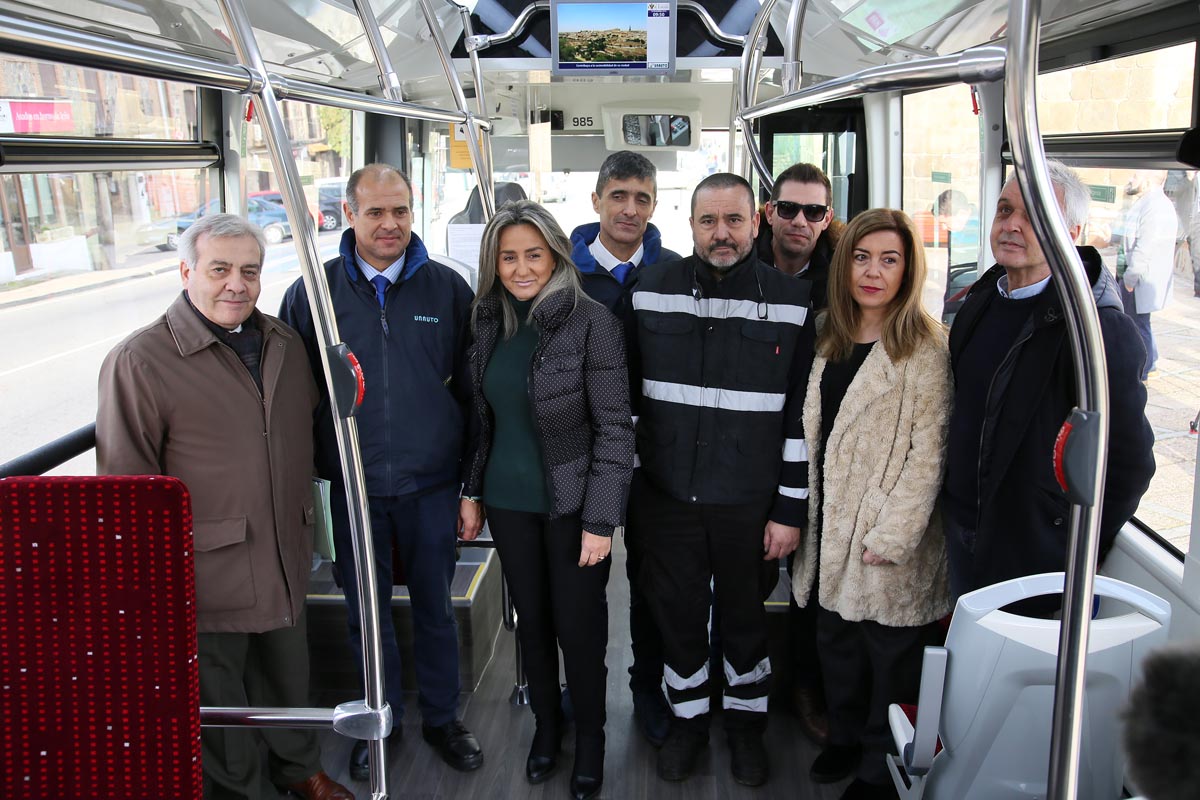 La alcaldesa, con uno de los tres nuevos autobuses de Toledo