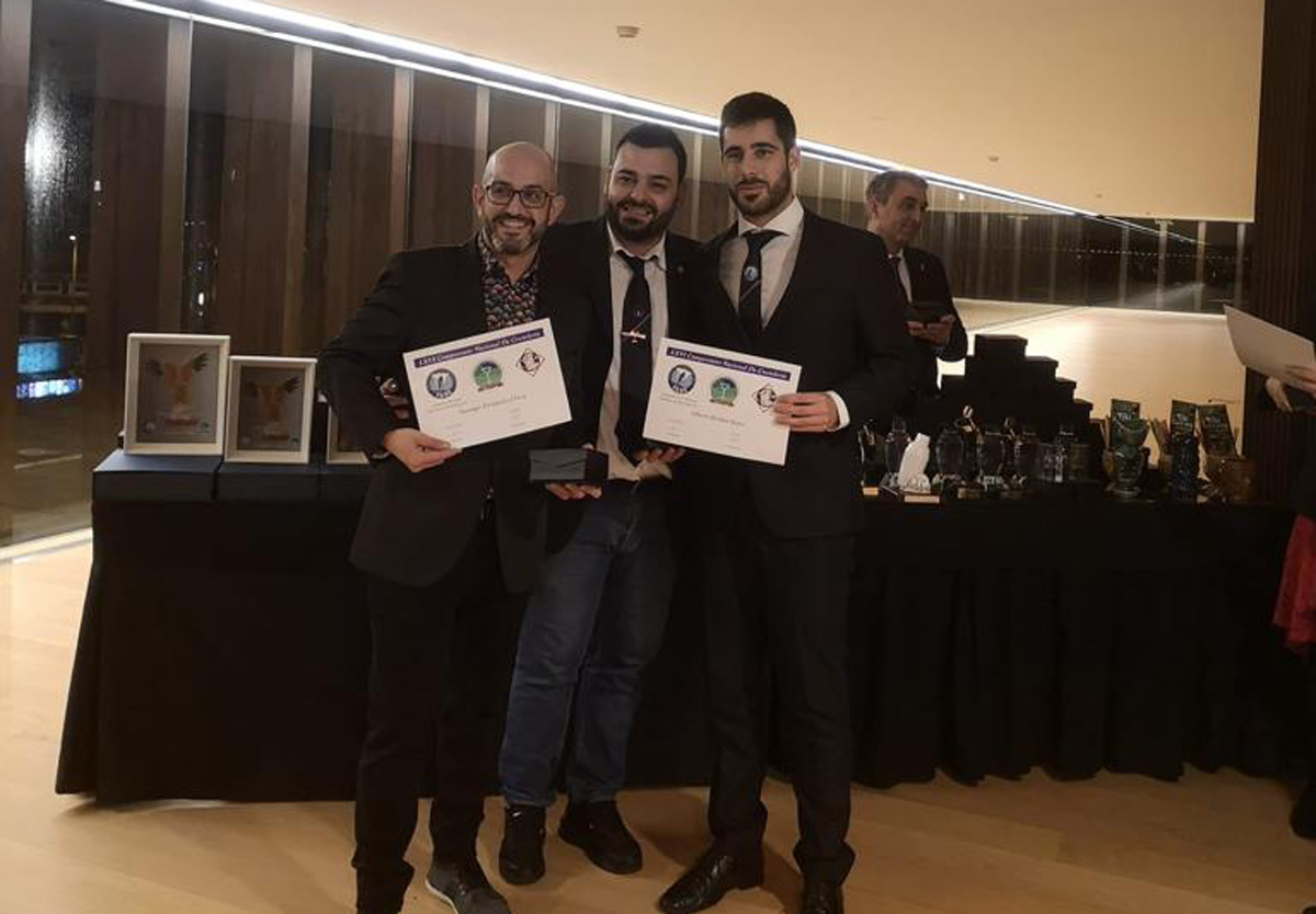 Santiago Fernández Checa (izquierda) recogiendo su premio.