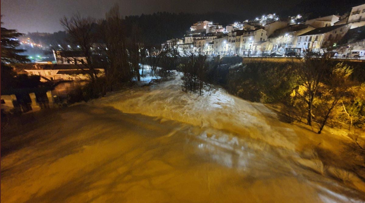El río Huécar se desbordó en Cuenca (en la foto, el Júcar por la noche)