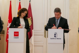 Firma del Convenio de Transporte entre CLM y Madrid por los presidentes de ambas comunidades
