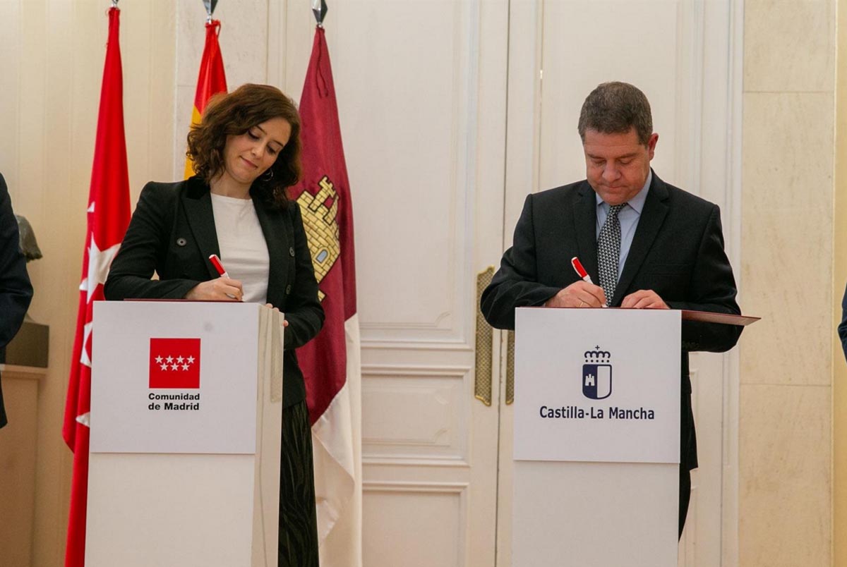 Firma del Convenio de Transporte entre CLM y Madrid por los presidentes de ambas comunidades