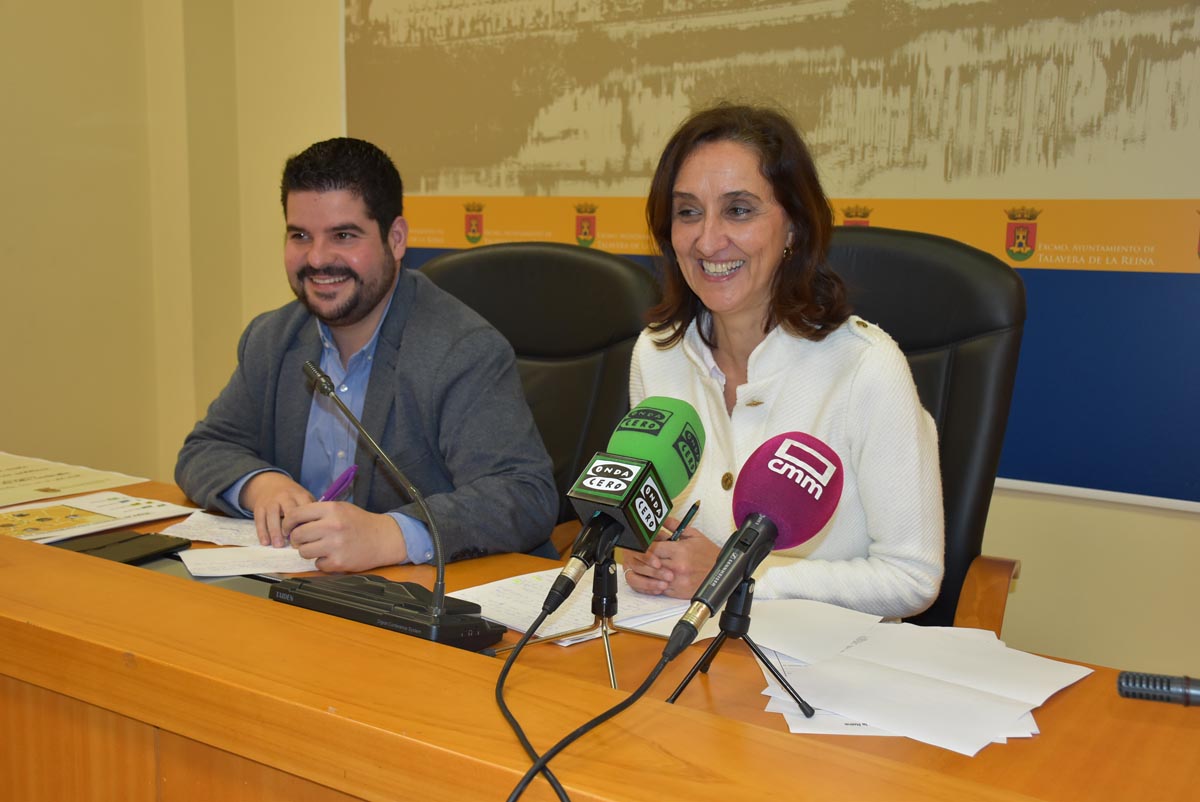 Flora Bellón, informando de la oferta de empleo público de Talavera en 20120