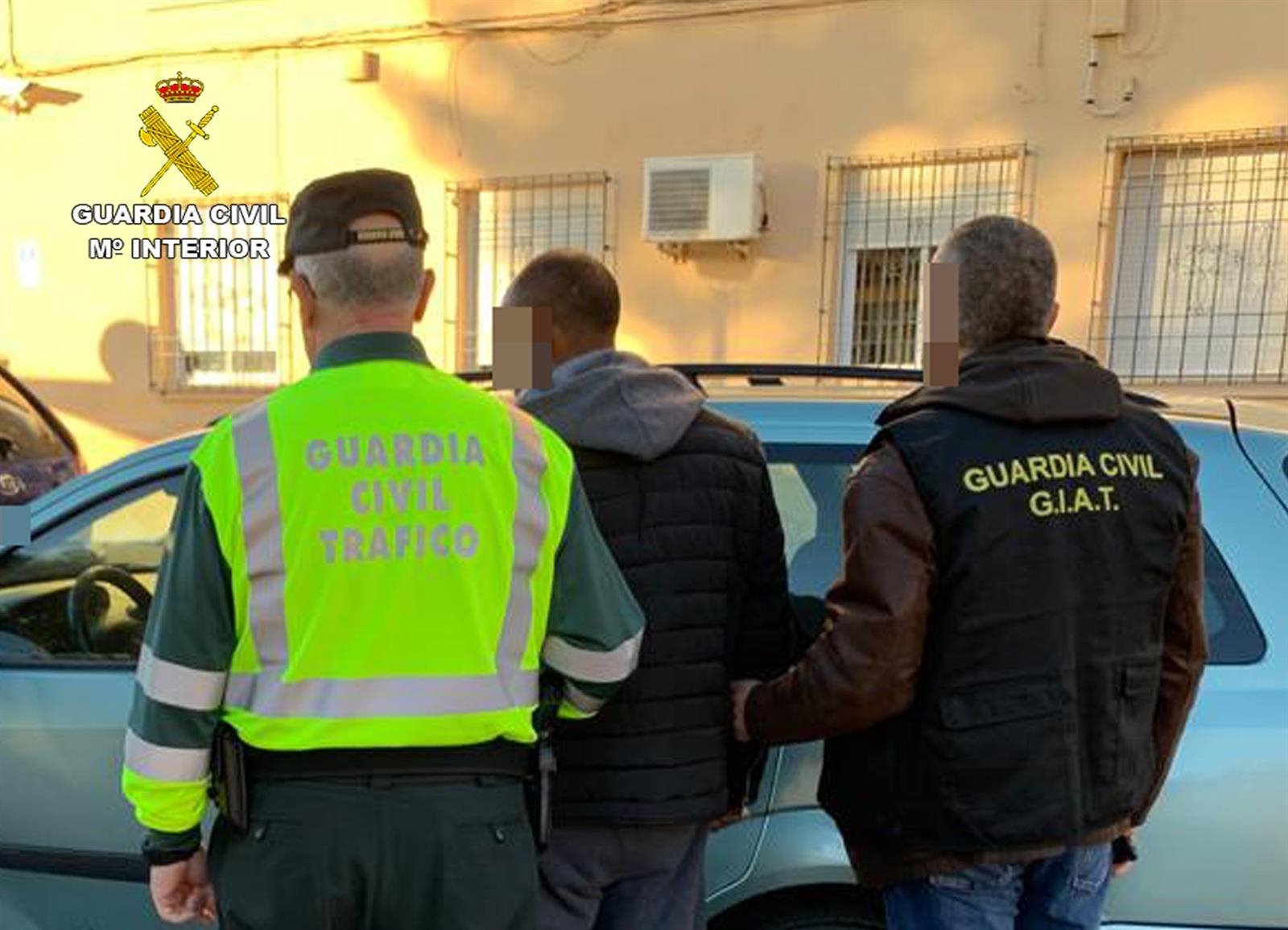 Momento en el que los agentes de la Guardia Civil detienen al presunto conductor fugado.